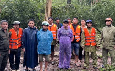 Công an kịp thời giải cứu 6 thành viên đội khảo sát địa chất mắc kẹt trong lũ- Ảnh 1. Công an kịp thời giải cứu 6 thành viên đội khảo sát địa chất mắc kẹt trong lũ- Ảnh 1.