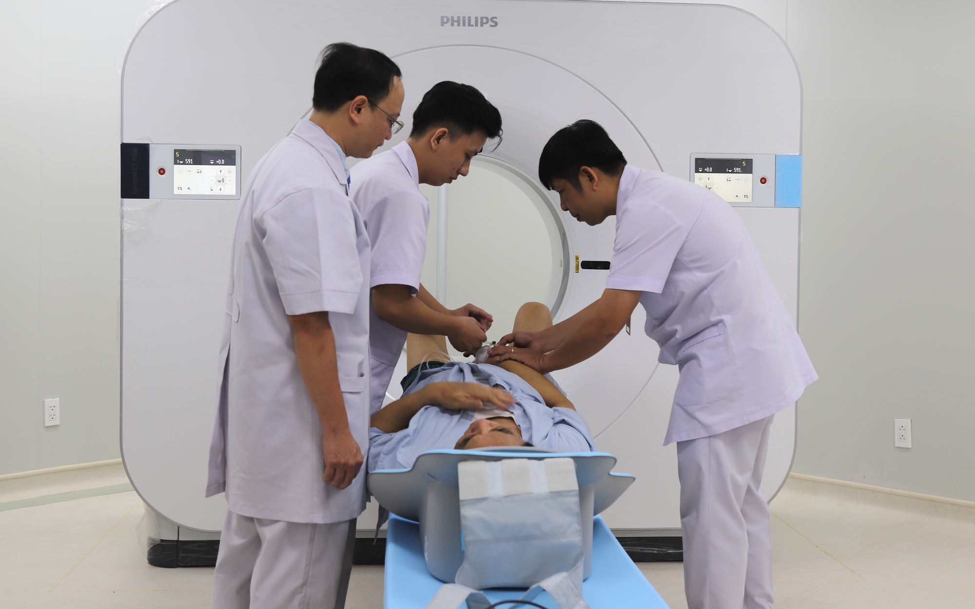 Bệnh nhân ung thư Hà Tĩnh có thêm cơ hội điều trị tại chỗ- Ảnh 4. Hơn 180.000 ca mắc mới mỗi năm, ung thư là nguyên nhân tử vong thứ hai tại Việt Nam