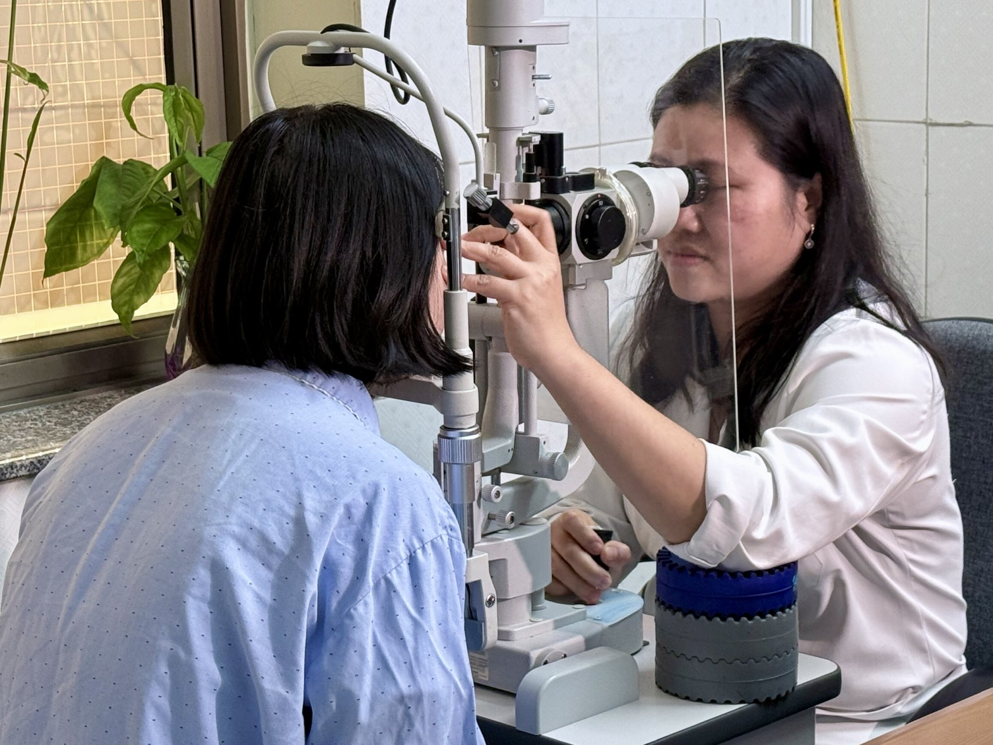 ຫຼາຍຄົນແປກໃຈທີ່ຮູ້ວ່າເຂົາເຈົ້າມີພະຍາດທີ່ສາມາດເຮັດໃຫ້ຕາບອດ - ຮູບທີ 1. Nhiều người bất ngờ vì đi khám mới biết mắc căn bệnh dễ gây mù lòa- Ảnh 1.