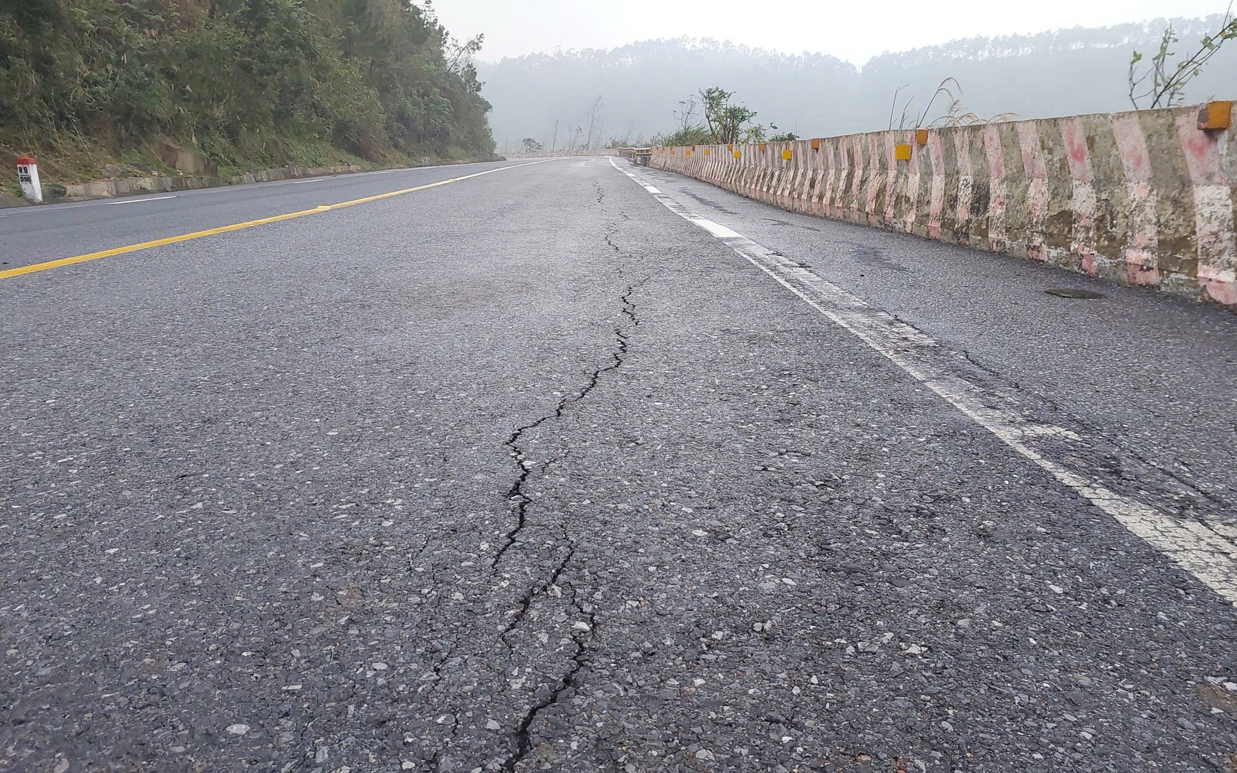 Sau hiện tượng giun đất bò lên bất thường, đường lên đèo Ngang xuất hiện vết nứt