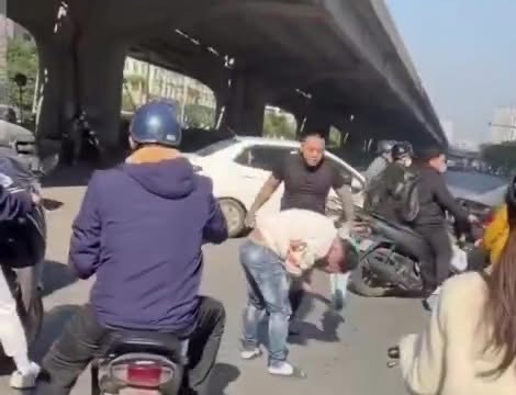 Kết cục của gã đàn ông hùng hổ đánh người- Ảnh 1.