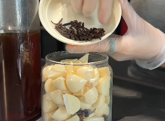 'Cơn sốt' tỏi và đinh hương ngâm mật ong: Có công dụng chống ốm như lời đồn?- Ảnh 2.