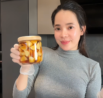 'Cơn sốt' tỏi và đinh hương ngâm mật ong: Có công dụng chống ốm như lời đồn?- Ảnh 1.