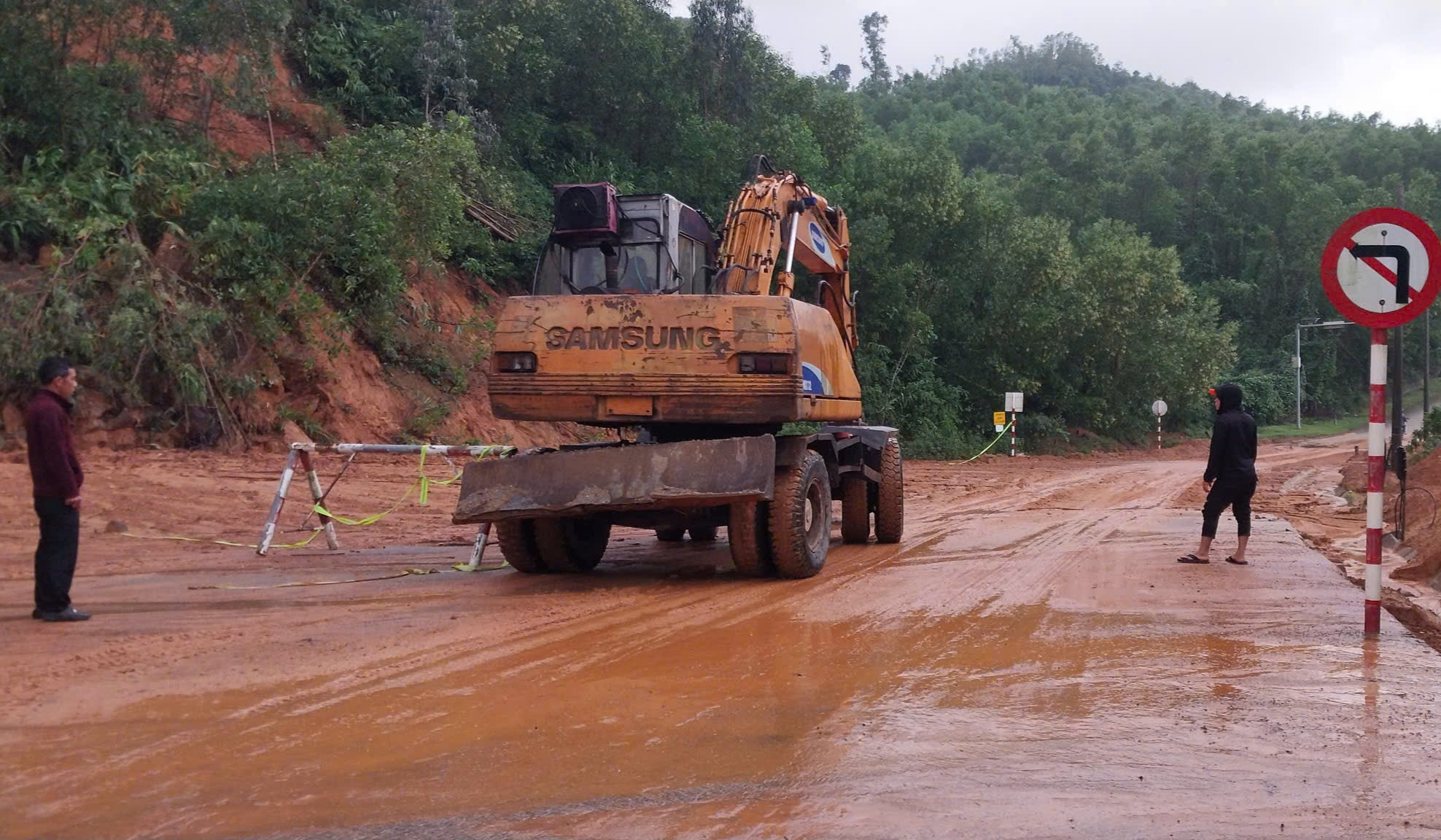 Video khẩn trương thu dọn bùn đất tràn xuống đường vào khu du lịch sau mưa lớn- Ảnh 2.