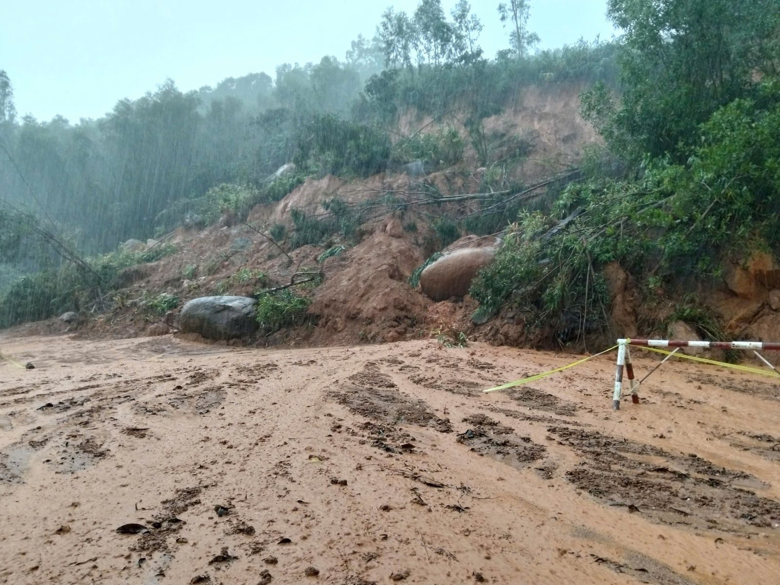 Video khẩn trương thu dọn bùn đất tràn xuống đường vào khu du lịch sau mưa lớn- Ảnh 1.