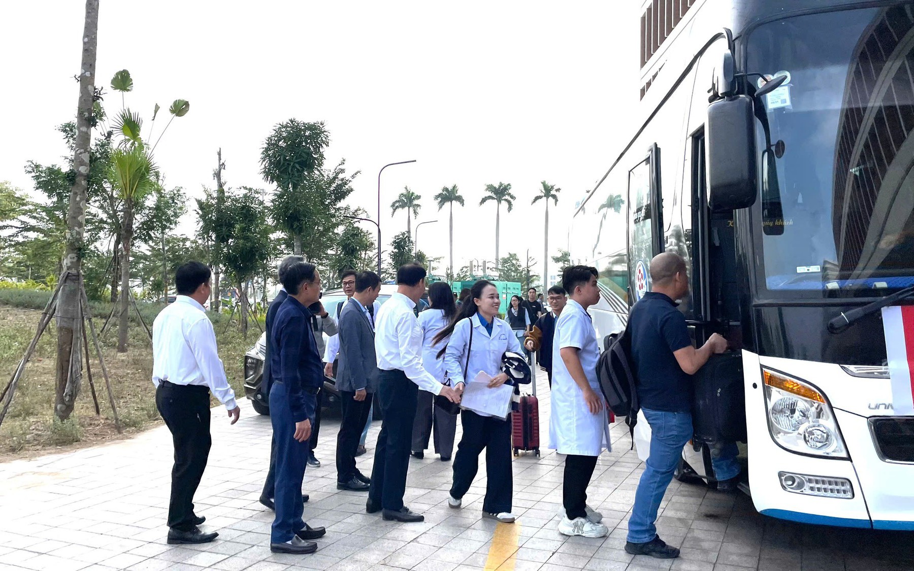 Giảm lưu lượng xả lũ, vùng hạ lưu ở Lâm Đồng bắt đầu tập trung khắc phục ngập lụt- Ảnh 4.