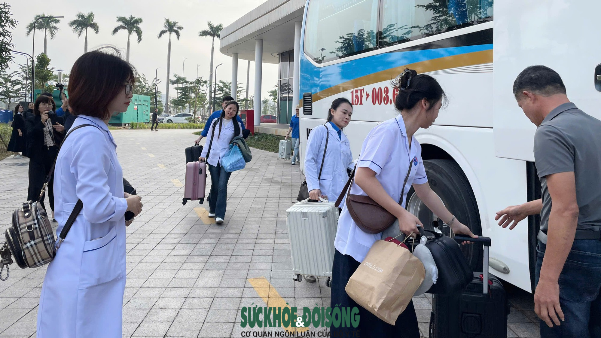 Bild av Hai Phongs sjukvårdsstyrka på väg för att stödja Dak Lak i att övervinna konsekvenserna av översvämningarna - Foto 3. Hình ảnh lực lượng y tế Hải Phòng lên đường hỗ trợ Đắk Lắk khắc phục hậu quả mưa lũ- Ảnh 3.