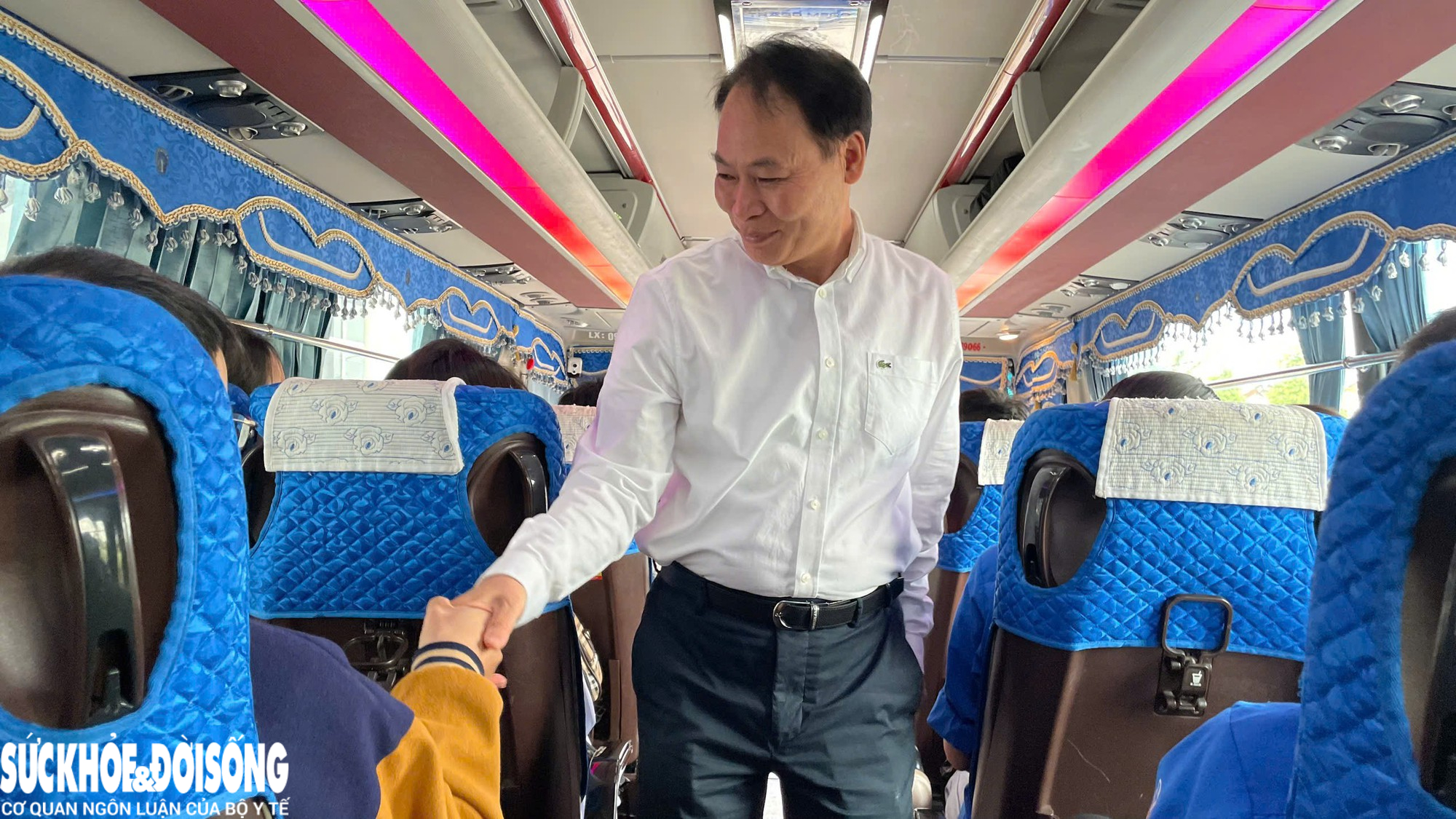 Bild av Hai Phongs sjukvårdsstyrka på väg för att stödja Dak Lak i att övervinna konsekvenserna av översvämningarna - Foto 5. Hình ảnh lực lượng y tế Hải Phòng lên đường hỗ trợ Đắk Lắk khắc phục hậu quả mưa lũ- Ảnh 5.