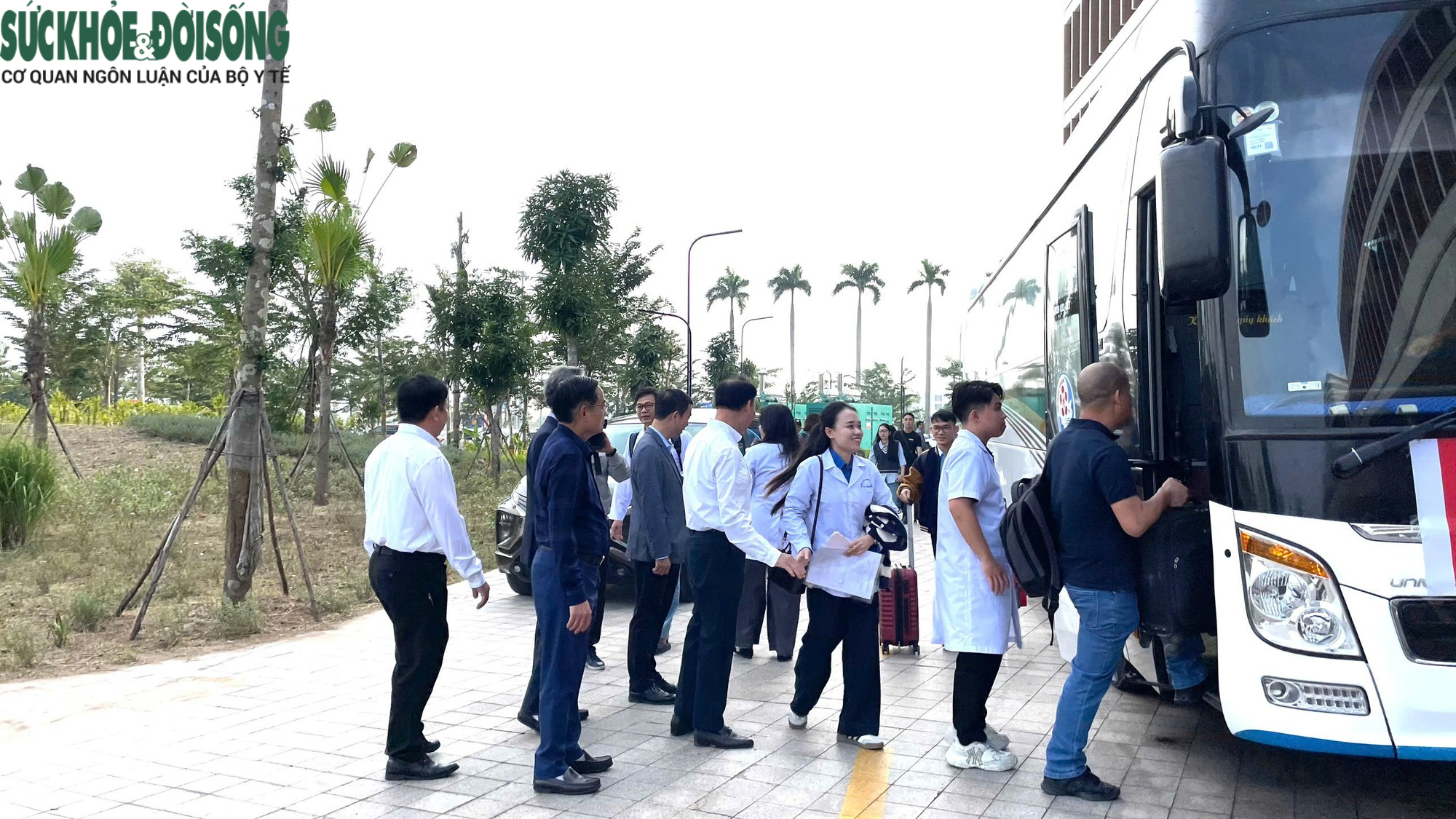 Bild av Hai Phongs sjukvårdsstyrka på väg för att stödja Dak Lak i att övervinna konsekvenserna av översvämningarna - Foto 6. Hình ảnh lực lượng y tế Hải Phòng lên đường hỗ trợ Đắk Lắk khắc phục hậu quả mưa lũ- Ảnh 6.