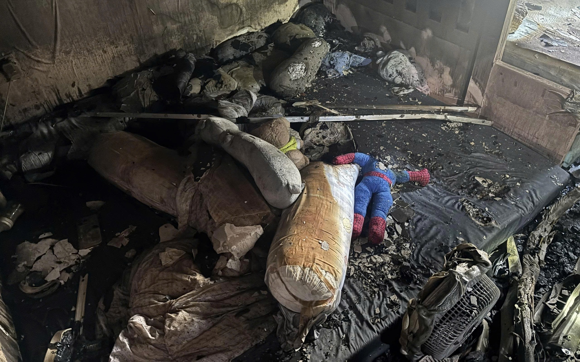 Hai nữ nạn nhân thoát nạn vụ cháy quán bún ốc đã ổn định, được theo dõi đặc biệt- Ảnh 5. Cận cảnh hiện trường vụ cháy quán bún ốc khiến 6 người thương vong