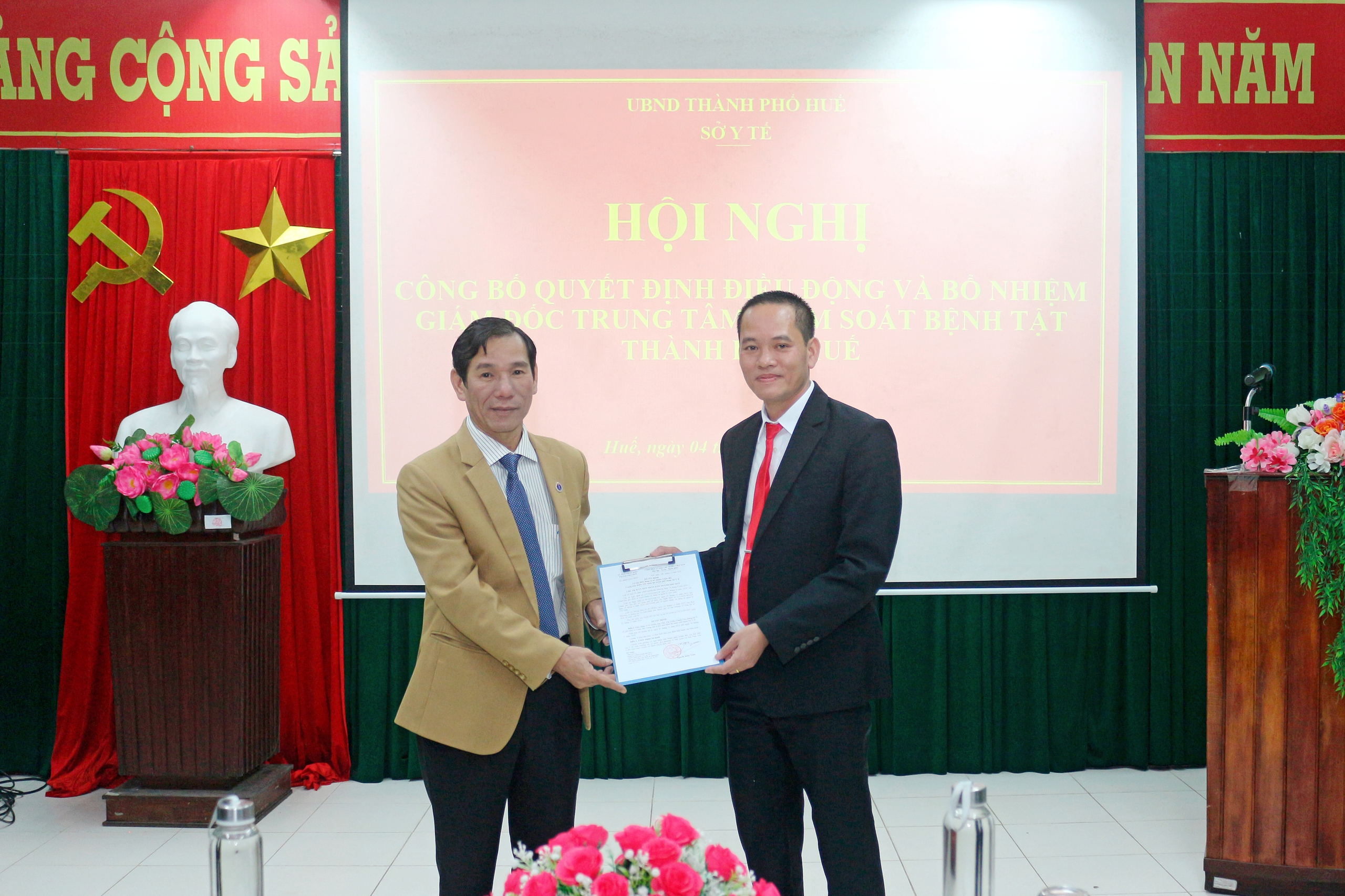 후에에는 질병통제예방센터의 새로운 소장이 임명되었습니다. - 사진 1. Huế có tân Giám đốc Trung tâm Kiểm soát bệnh tật- Ảnh 1.