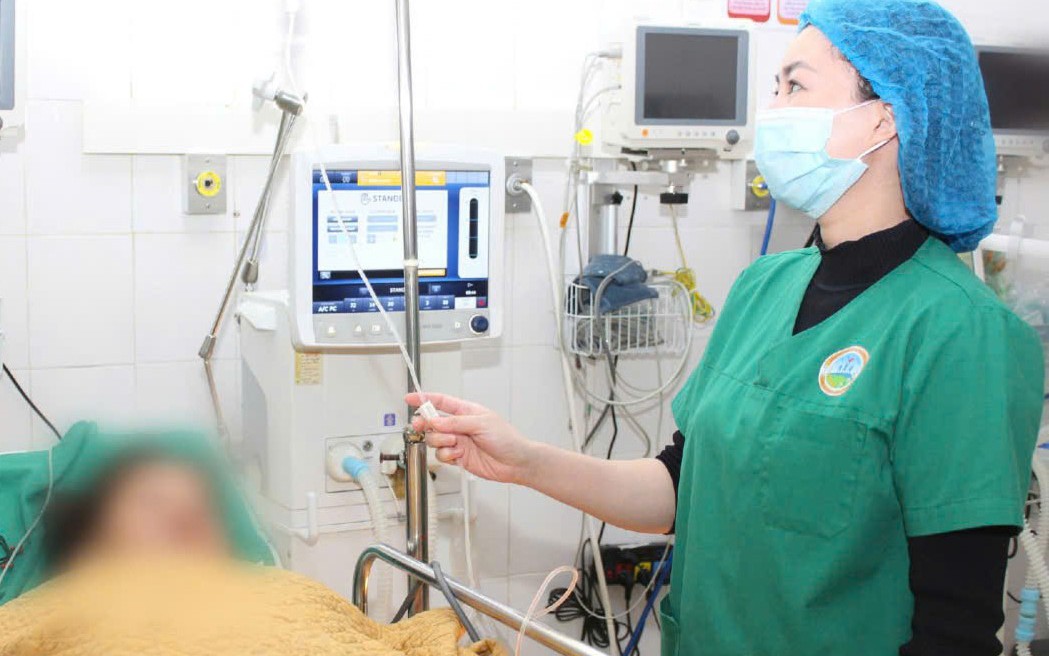 Giải rượu tại nhà bằng truyền dịch, nam thanh niên bị hôn mê- Ảnh 2.