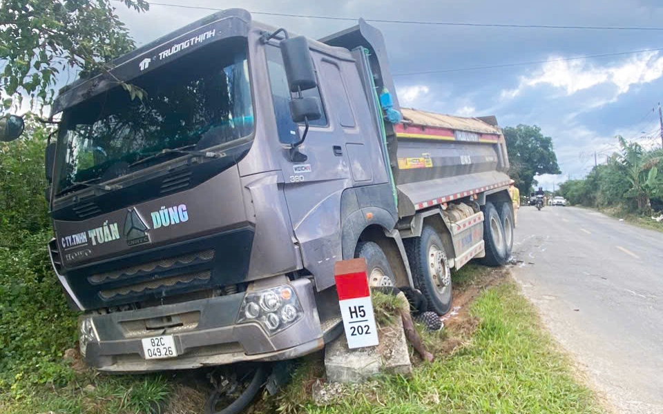 Ô tô bán tải chở 4 người bị hất văng xuống suối- Ảnh 3. Ô tô bán tải chở 4 người bị hất văng xuống suối- Ảnh 3.