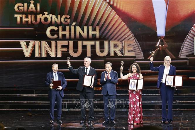 Giải thưởng Chính VinFuture năm 2025 vinh danh những nhà khoa học khám phá và phát triển vaccine HPV- Ảnh 1. Giải thưởng Chính VinFuture năm 2025 vinh danh những nhà khoa học khám phá và phát triển vaccine HPV- Ảnh 1.