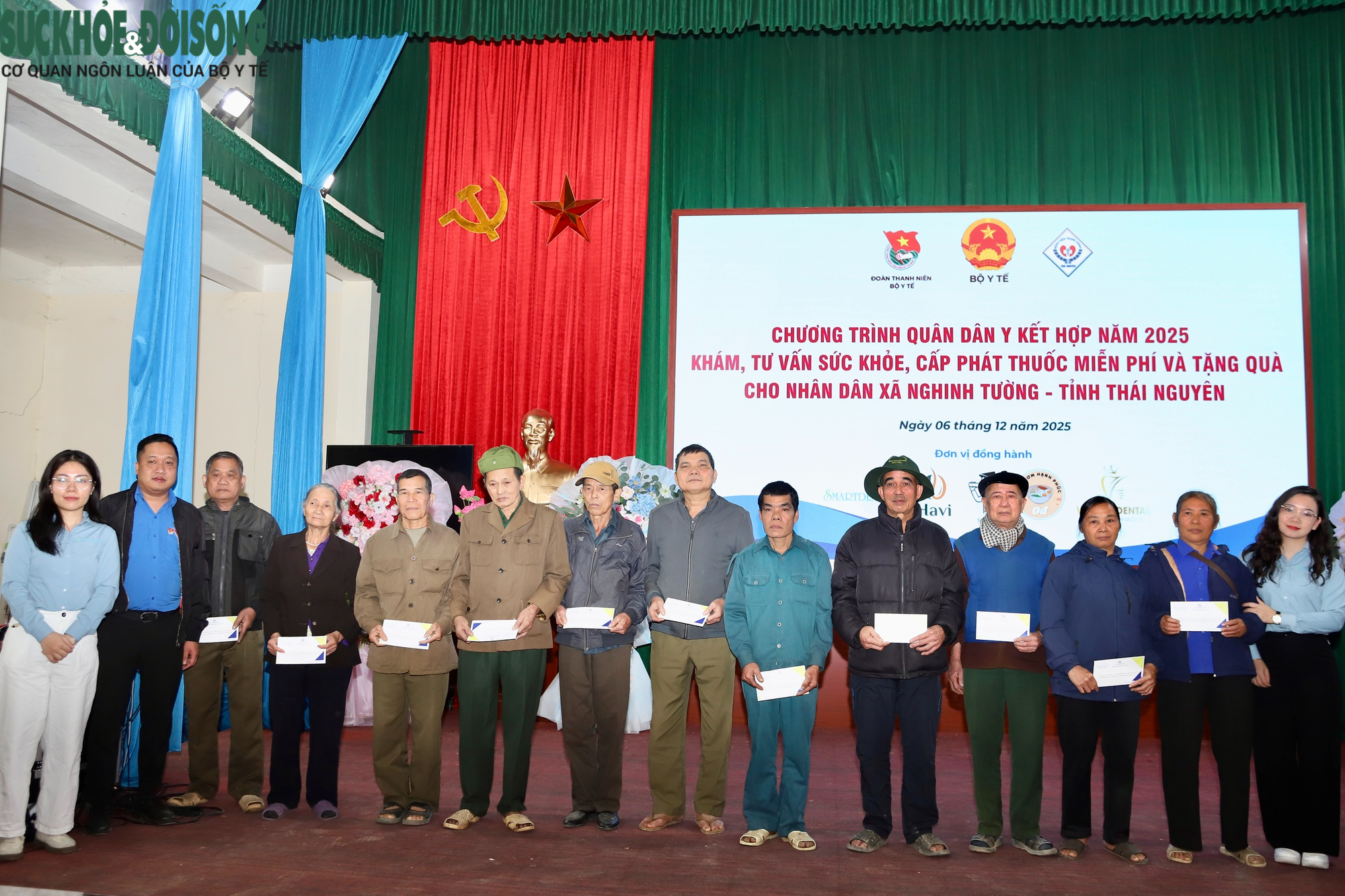 Khám bệnh miễn phí và trao quà cho hàng trăm người dân xã Nghinh Tường, Thái Nguyên sau lũ- Ảnh 5.