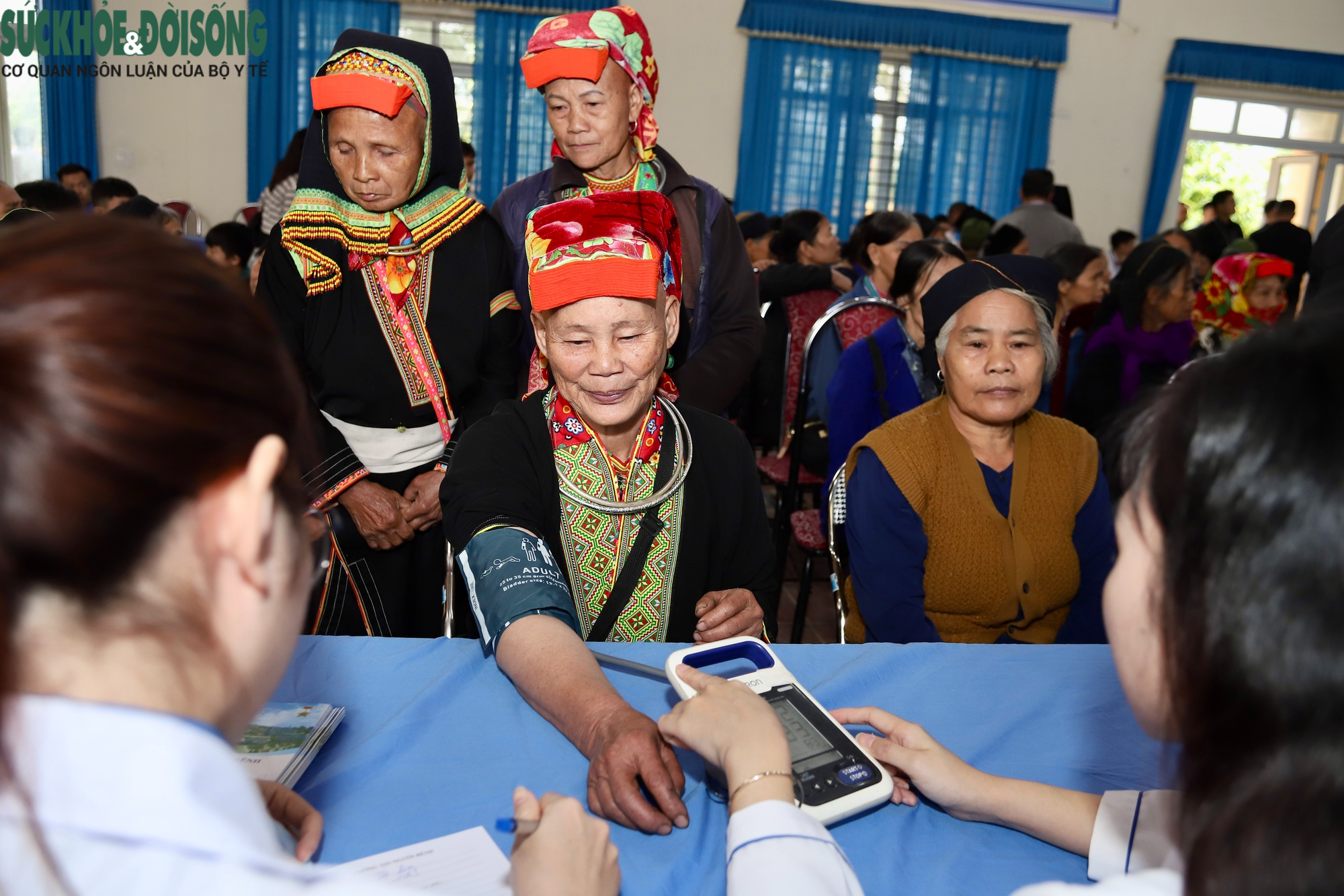 Khám bệnh miễn phí và trao quà cho hàng trăm người dân xã Nghinh Tường, Thái Nguyên sau lũ- Ảnh 2.