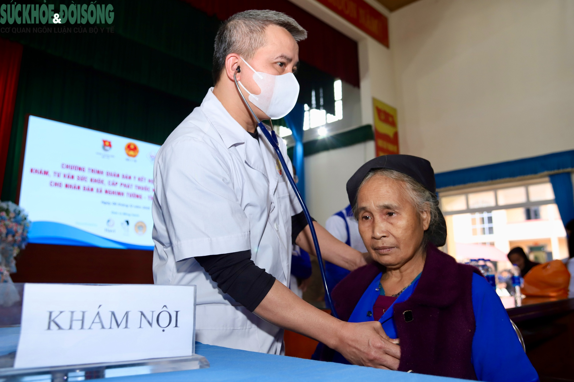 Khám bệnh miễn phí và trao quà cho hàng trăm người dân xã Nghinh Tường, Thái Nguyên sau lũ- Ảnh 6.