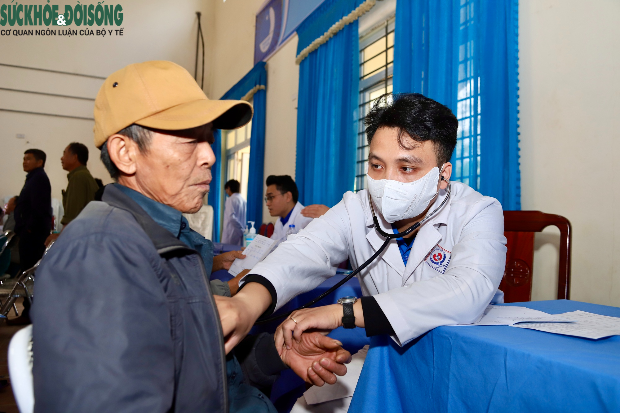 Khám bệnh miễn phí và trao quà cho hàng trăm người dân xã Nghinh Tường, Thái Nguyên sau lũ- Ảnh 7.