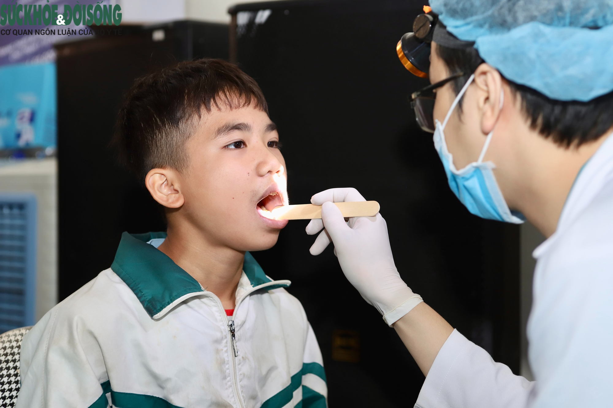 Khám bệnh miễn phí và trao quà cho hàng trăm người dân xã Nghinh Tường, Thái Nguyên sau lũ- Ảnh 8.