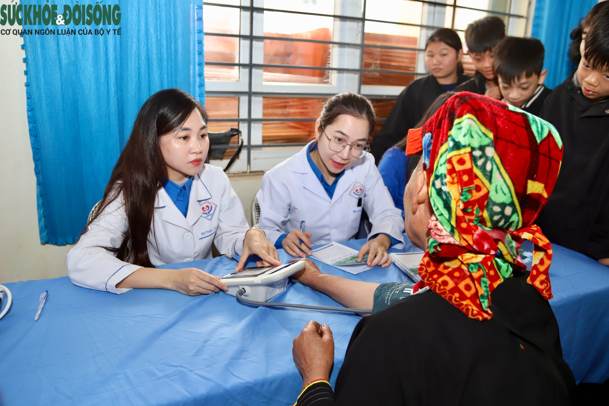 Khám bệnh miễn phí và trao quà cho hàng trăm người dân xã Nghinh Tường, Thái Nguyên sau lũ- Ảnh 9.