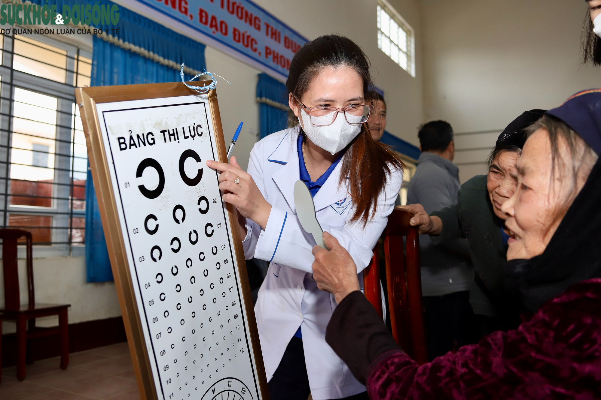 Khám bệnh miễn phí và trao quà cho hàng trăm người dân xã Nghinh Tường, Thái Nguyên sau lũ- Ảnh 11.