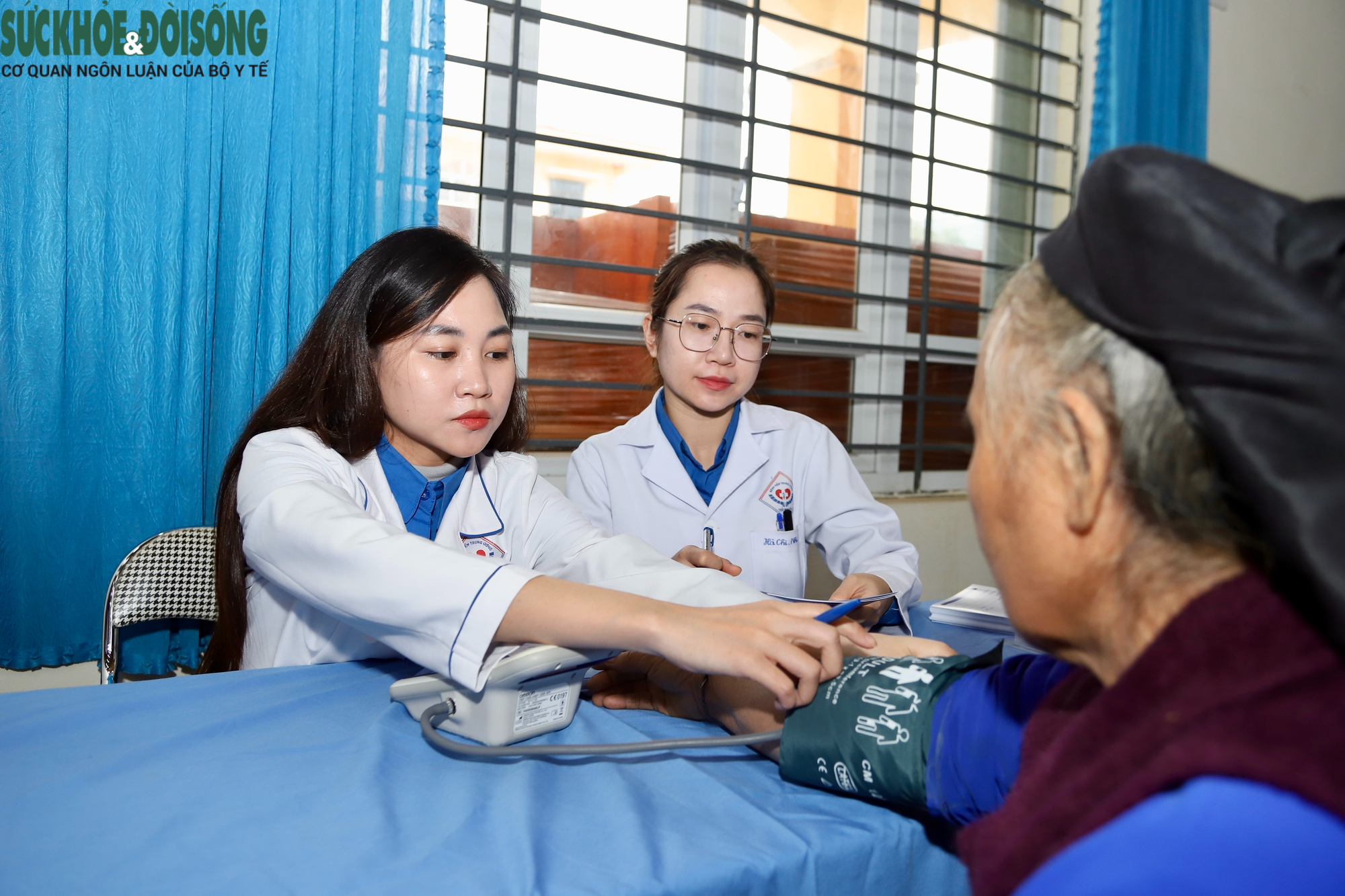 Khám bệnh miễn phí và trao quà cho hàng trăm người dân xã Nghinh Tường, Thái Nguyên sau lũ- Ảnh 12.