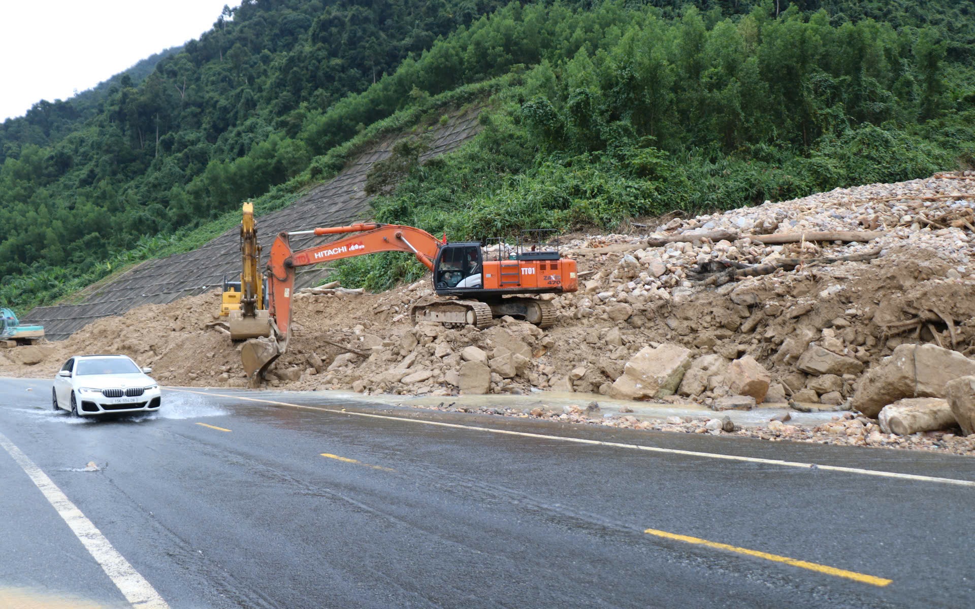 5 người thương vong sau vụ tai nạn trên cao tốc- Ảnh 3. Vì sao phải tiếp tục tổ chức giao thông tạm thời trên cao tốc La Sơn - Hòa Liên?