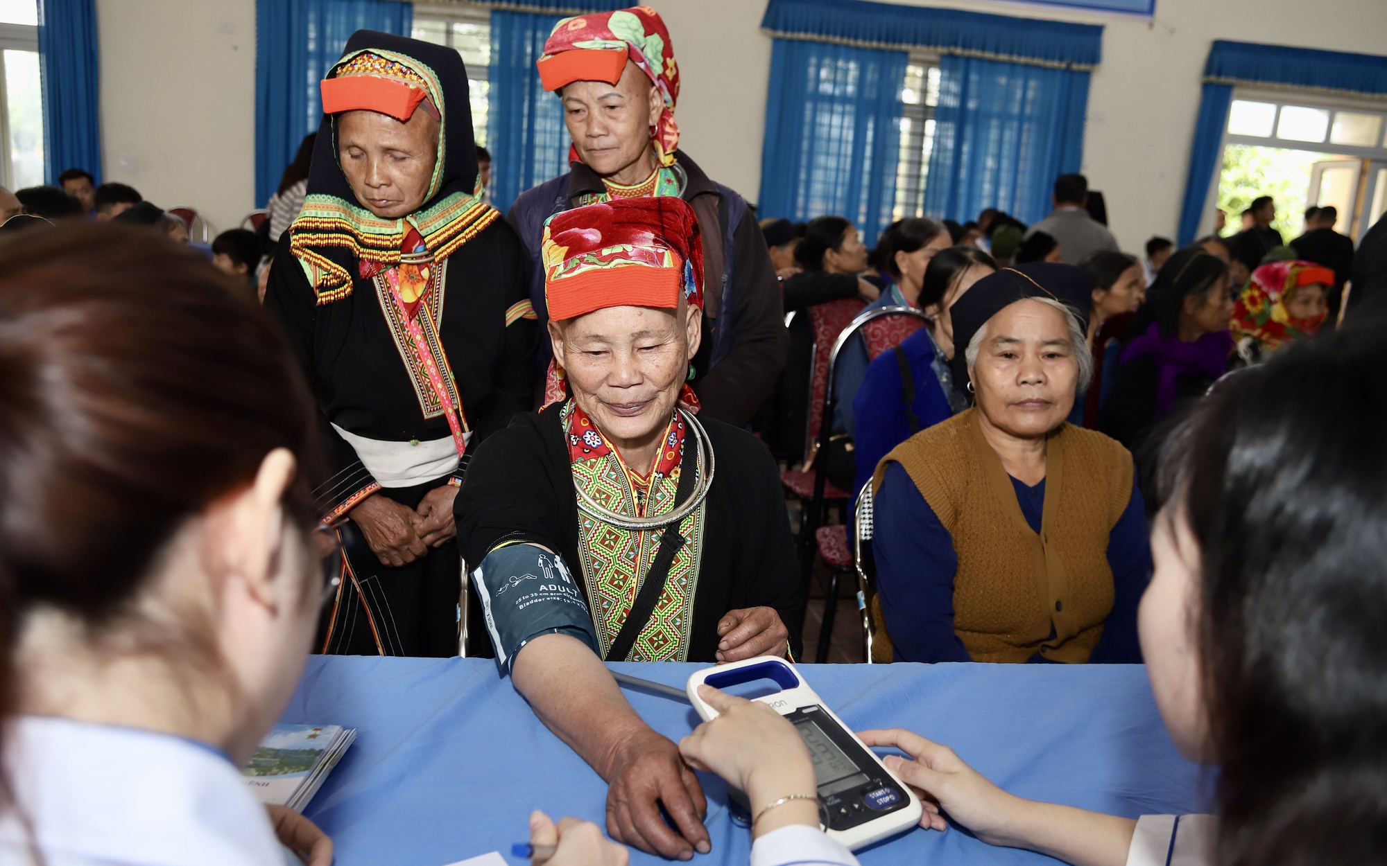 Đoàn Thanh niên Bộ Y tế khám, tư vấn sức khỏe miễn phí cho người dân Kim Điền, Quảng Trị sau lũ- Ảnh 1.