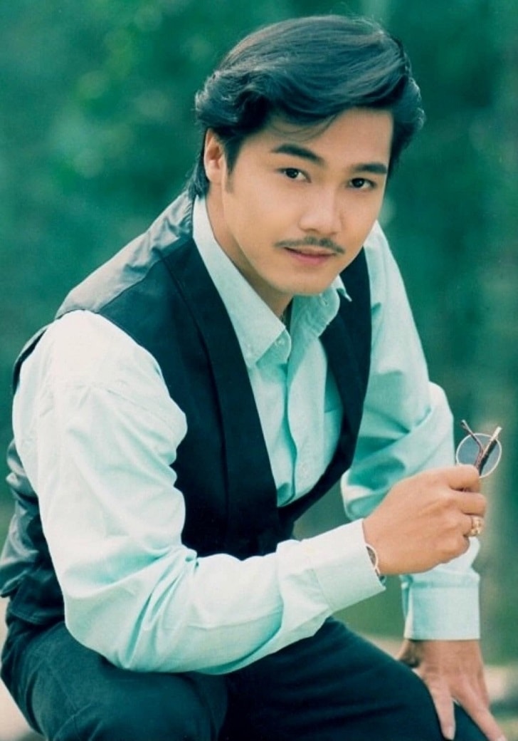 Tài tử Lý Hùng U60 vẫn độc thân, tiết lộ cát-xê 'khủng' thời đỉnh cao, bất ngờ tái xuất điện ảnh- Ảnh 1. Tài tử Lý Hùng U60 vẫn độc thân, tiết lộ cát-xê 'khủng' thời đỉnh cao, bất ngờ tái xuất điện ảnh- Ảnh 1.