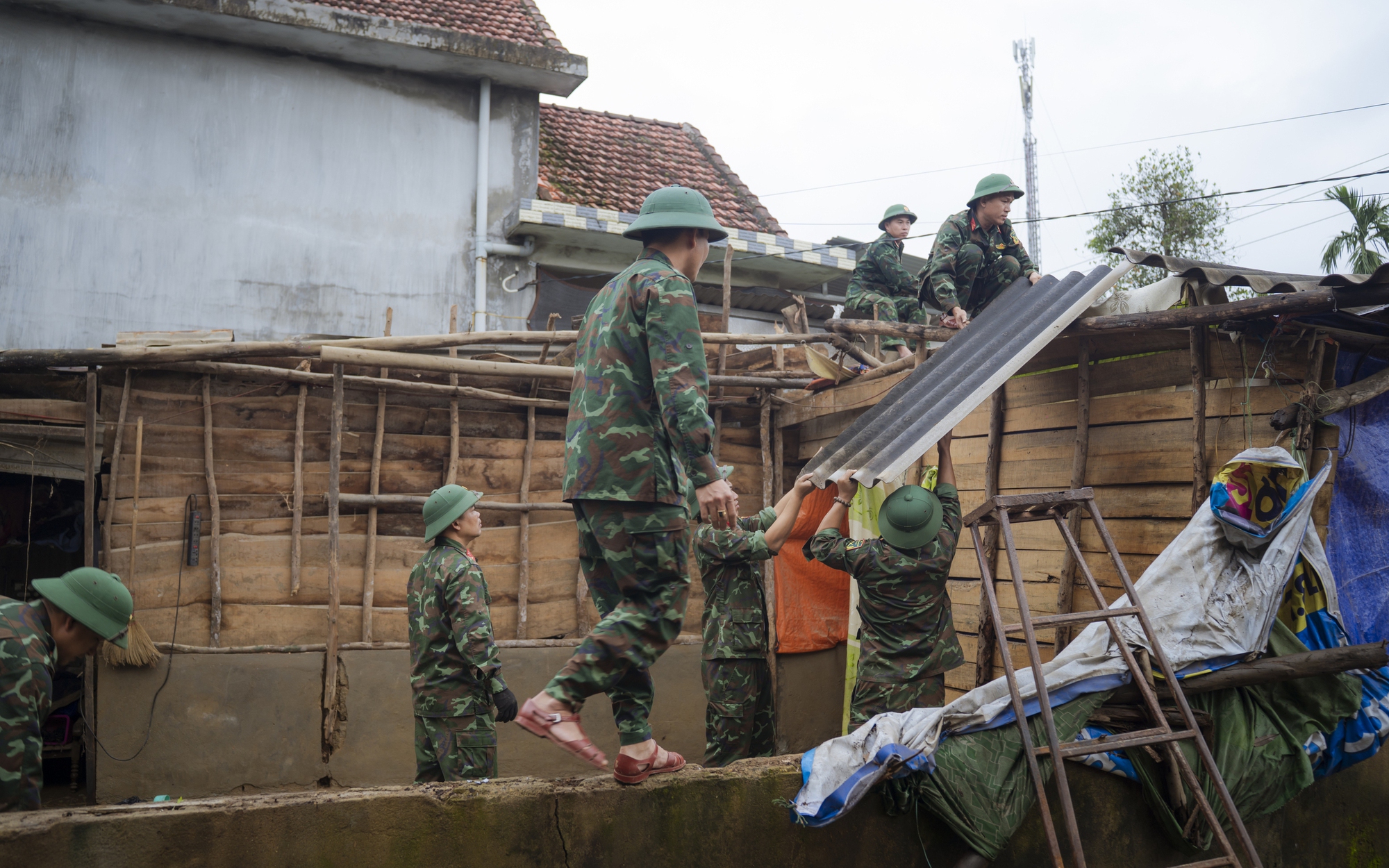 Quân đội 'thần tốc' giúp dân dựng lại nhà, ổn định cuộc sống sau mưa lũ- Ảnh 11. Huế triển khai "Chiến dịch Quang Trung"