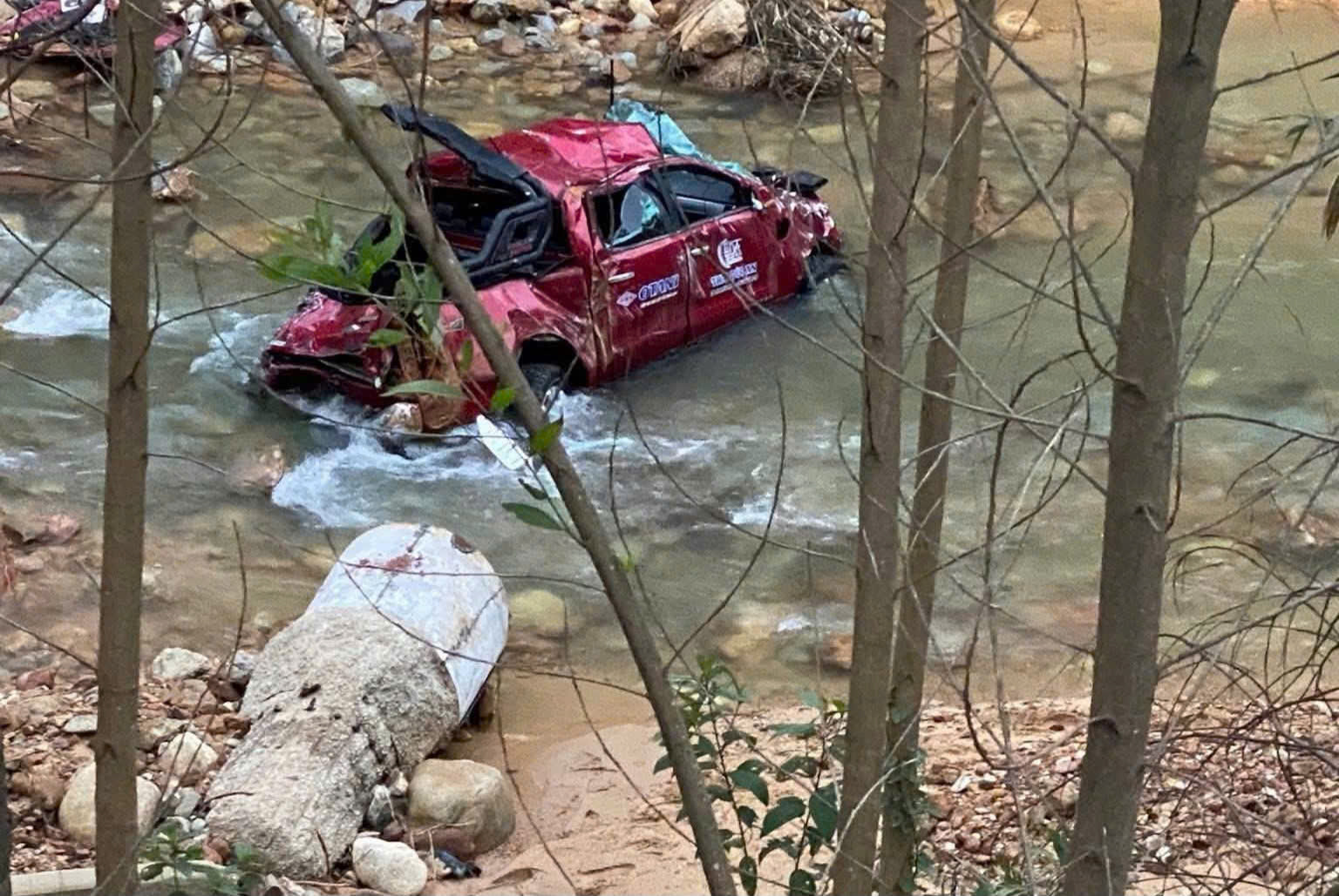 Ô tô bán tải chở 4 người bị hất văng xuống suối- Ảnh 2. Ô tô bán tải chở 4 người bị hất văng xuống suối- Ảnh 2.