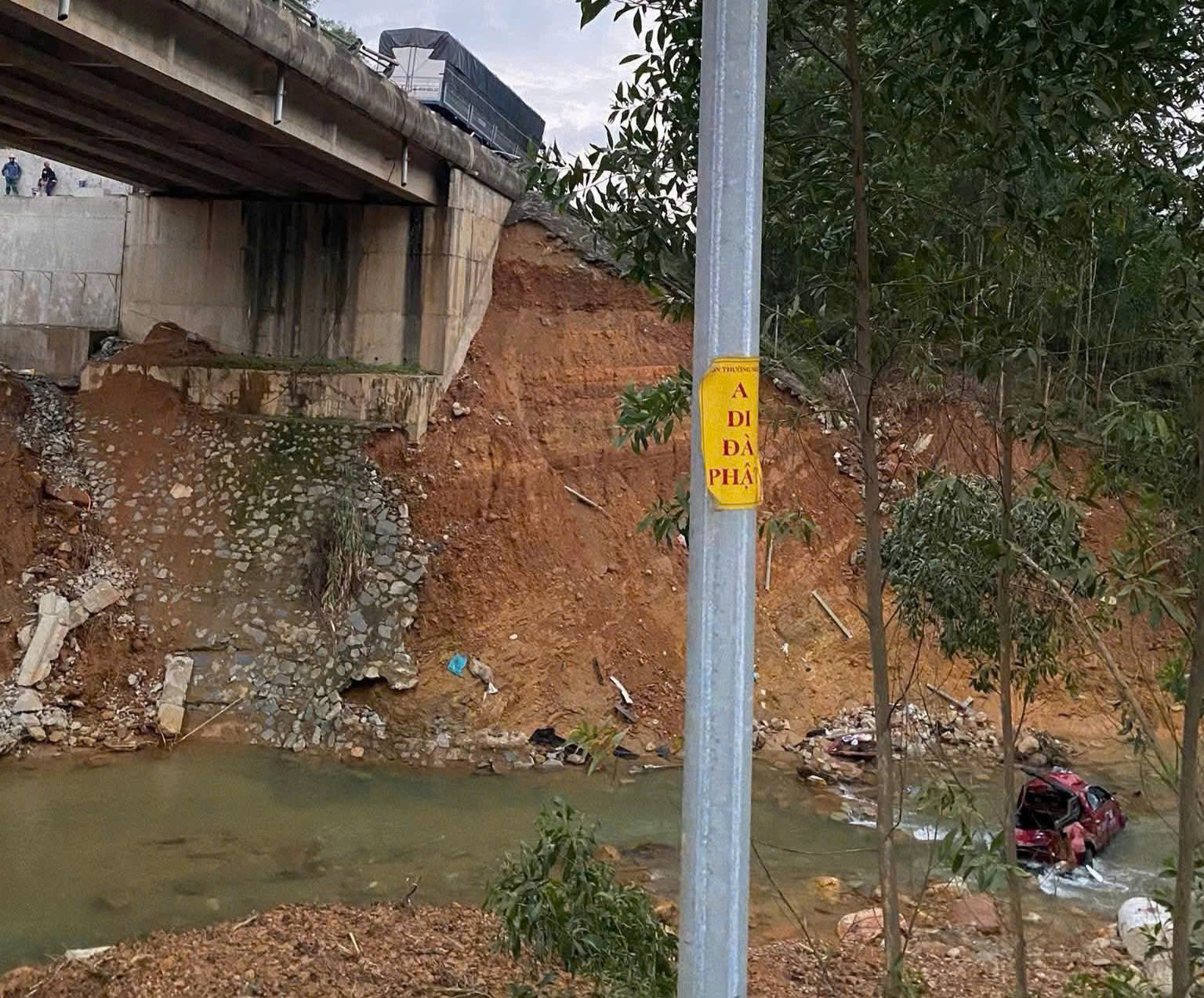 Ô tô bán tải chở 4 người bị hất văng xuống suối- Ảnh 1. Ô tô bán tải chở 4 người bị hất văng xuống suối- Ảnh 1.