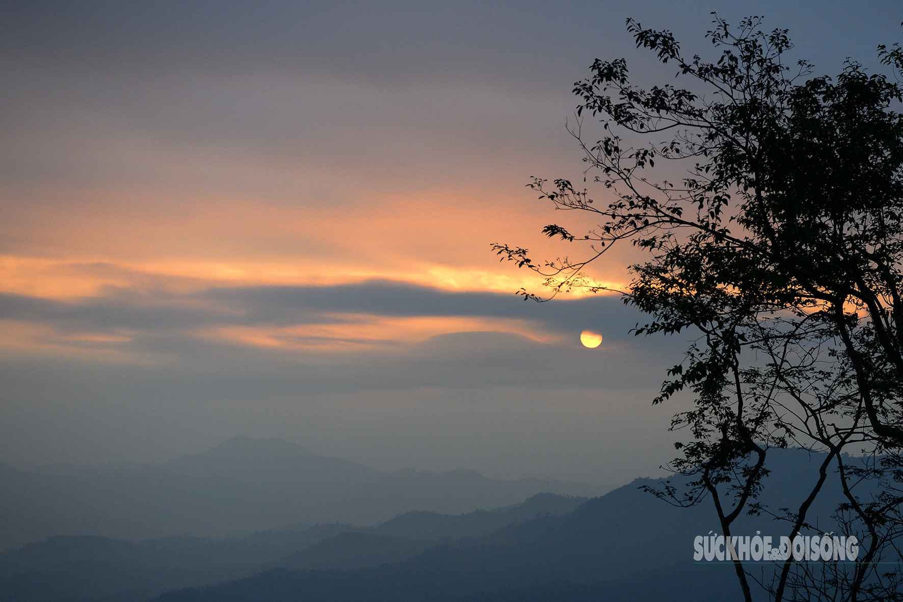 Theo chân giới trẻ lên Đồn Đèn đón bình minh và săn biển mây tuyệt đẹp- Ảnh 9. Theo chân giới trẻ lên Đồn Đèn đón bình minh và săn biển mây tuyệt đẹp- Ảnh 9.