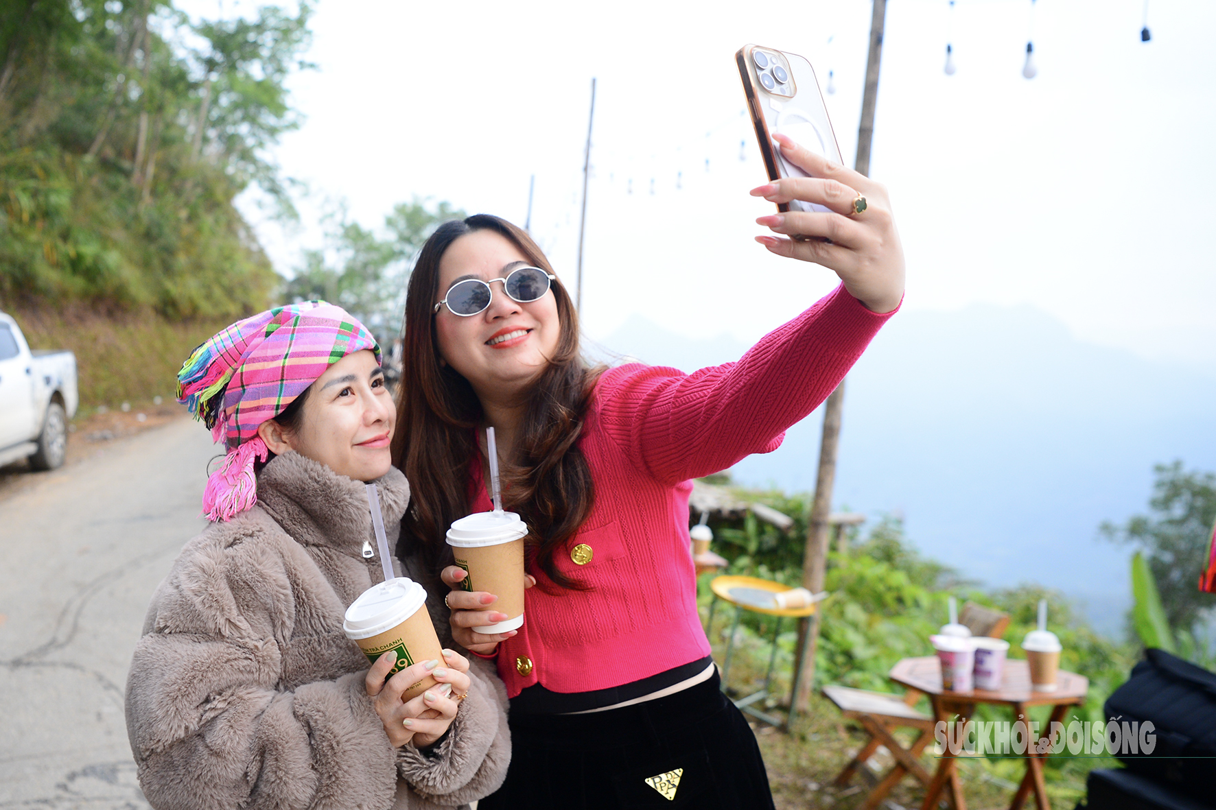 Theo chân giới trẻ lên Đồn Đèn đón bình minh và săn biển mây tuyệt đẹp- Ảnh 10. Theo chân giới trẻ lên Đồn Đèn đón bình minh và săn biển mây tuyệt đẹp- Ảnh 10.