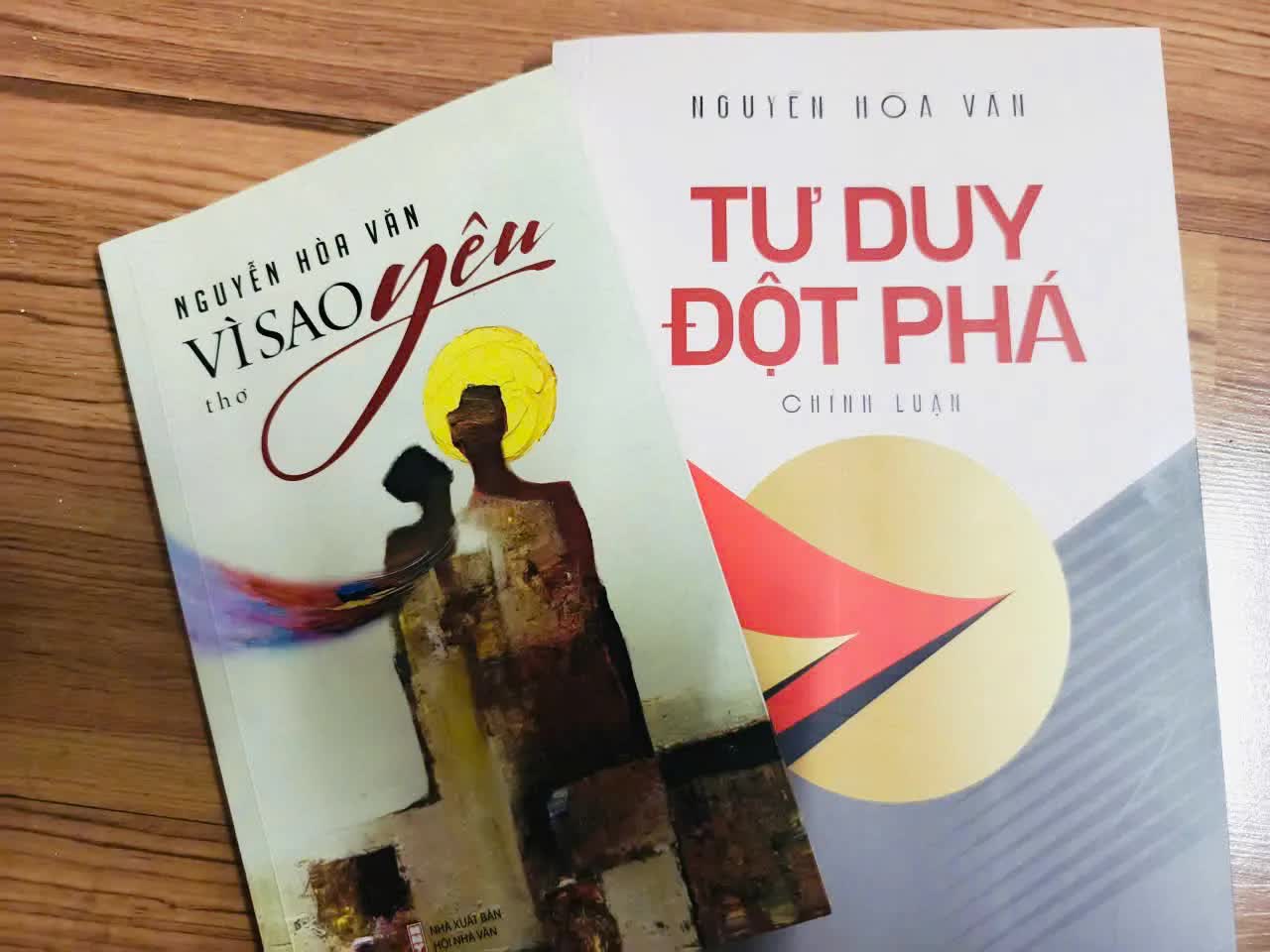 'Vì sao yêu' và 'Tư duy đột phá': Tính trữ tình và tính chiến đấu trong cùng một ngòi bút- Ảnh 2. 'Vì sao yêu' và 'Tư duy đột phá': Tính trữ tình và tính chiến đấu trong cùng một ngòi bút- Ảnh 2.