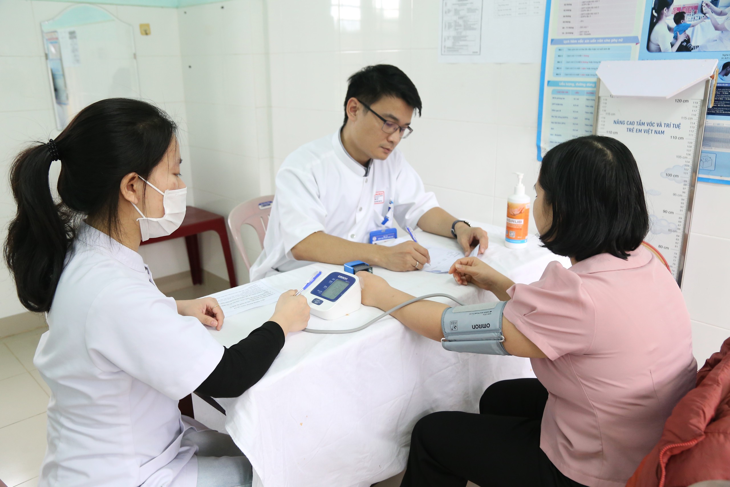 Bệnh viện Trung ương Huế khám sàng lọc ung thư cho người dân miền núi- Ảnh 3. Bệnh viện Trung ương Huế khám sàng lọc ung thư cho người dân miền núi- Ảnh 3.