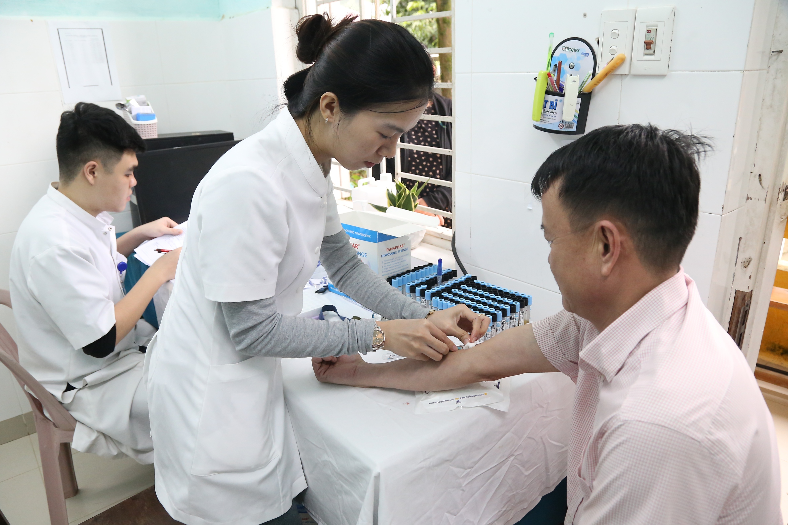 Bệnh viện Trung ương Huế khám sàng lọc ung thư cho người dân miền núi- Ảnh 2. Bệnh viện Trung ương Huế khám sàng lọc ung thư cho người dân miền núi- Ảnh 2.