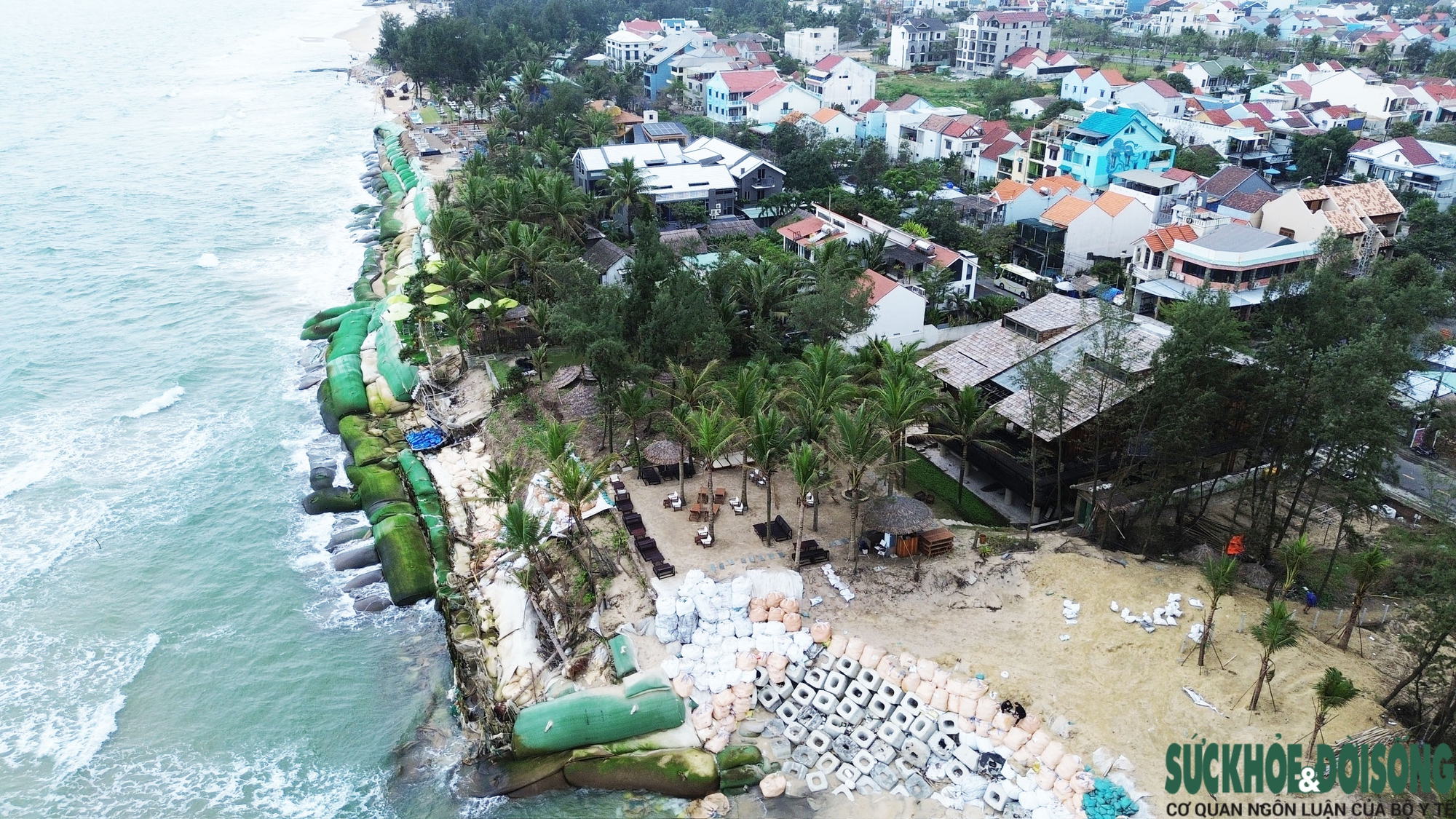 Cận cảnh bờ biển bị sóng dữ xé toạc, đe dọa 'nuốt' hàng loạt công trình- Ảnh 2. Cận cảnh bờ biển bị sóng dữ xé toạc, đe dọa 'nuốt' hàng loạt công trình- Ảnh 2.