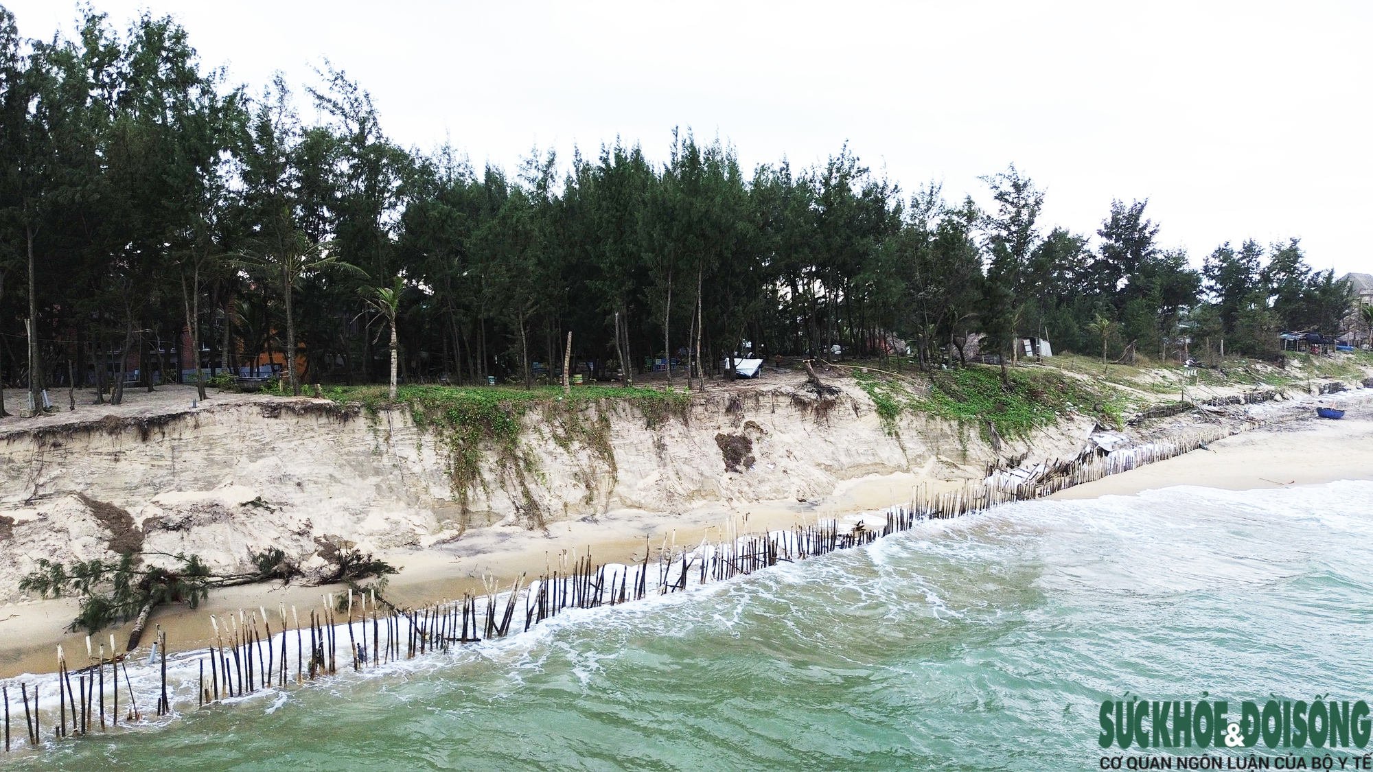 Cận cảnh bờ biển bị sóng dữ xé toạc, đe dọa 'nuốt' hàng loạt công trình- Ảnh 4. Cận cảnh bờ biển bị sóng dữ xé toạc, đe dọa 'nuốt' hàng loạt công trình- Ảnh 4.