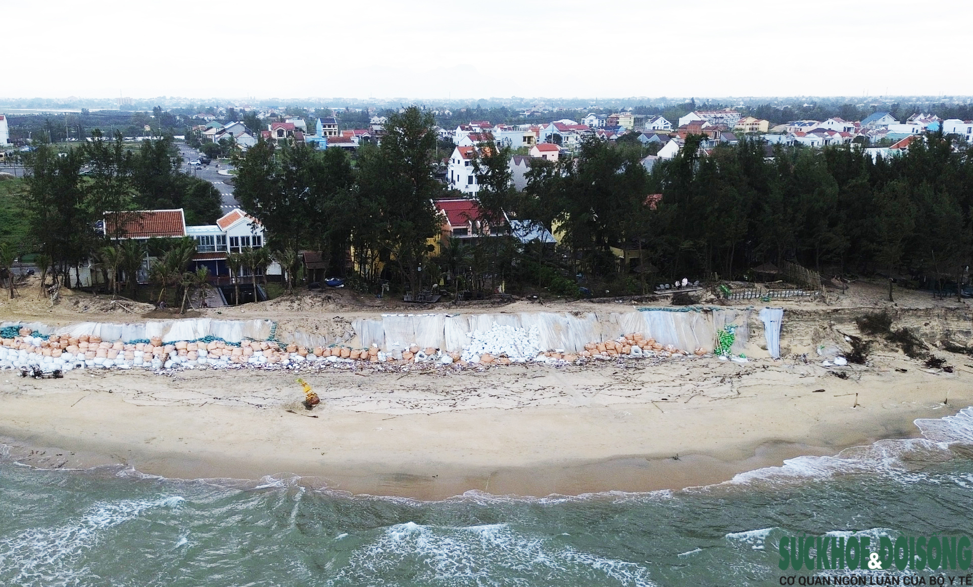 Cận cảnh bờ biển bị sóng dữ xé toạc, đe dọa 'nuốt' hàng loạt công trình- Ảnh 6. Cận cảnh bờ biển bị sóng dữ xé toạc, đe dọa 'nuốt' hàng loạt công trình- Ảnh 6.