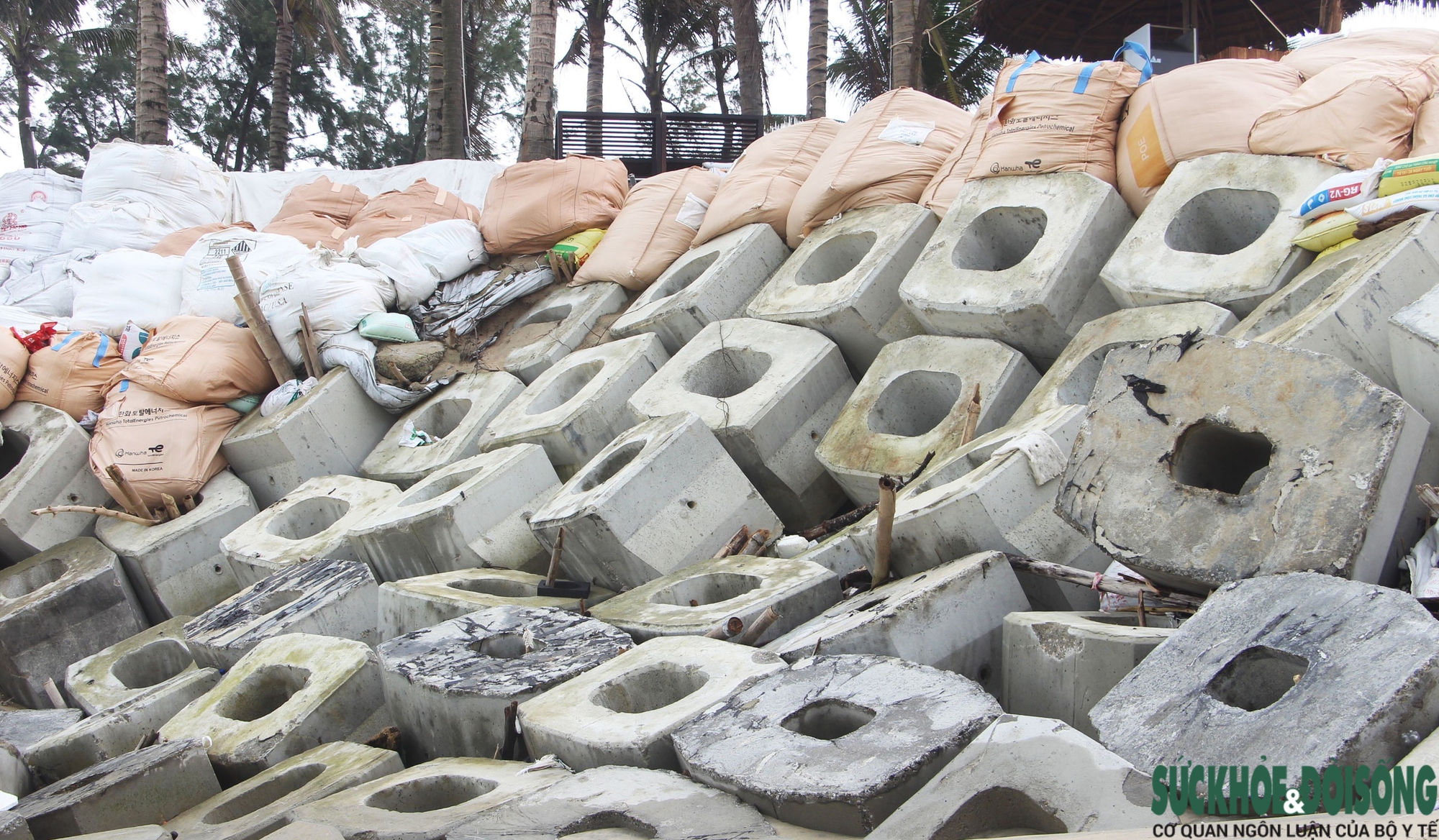 Cận cảnh bờ biển bị sóng dữ xé toạc, đe dọa 'nuốt' hàng loạt công trình- Ảnh 9. Cận cảnh bờ biển bị sóng dữ xé toạc, đe dọa 'nuốt' hàng loạt công trình- Ảnh 9.