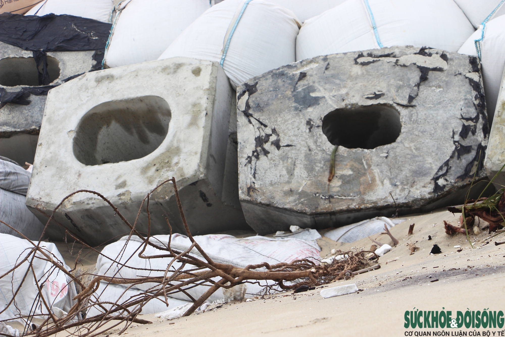 Cận cảnh bờ biển bị sóng dữ xé toạc, đe dọa 'nuốt' hàng loạt công trình- Ảnh 10. Cận cảnh bờ biển bị sóng dữ xé toạc, đe dọa 'nuốt' hàng loạt công trình- Ảnh 10.