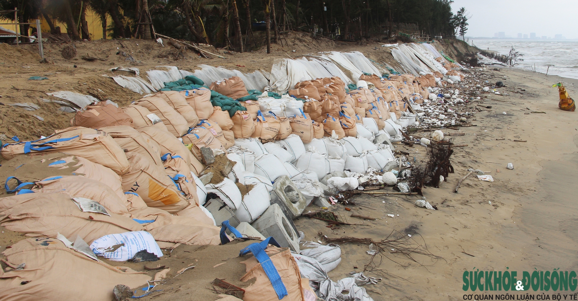 Cận cảnh bờ biển bị sóng dữ xé toạc, đe dọa 'nuốt' hàng loạt công trình- Ảnh 12. Cận cảnh bờ biển bị sóng dữ xé toạc, đe dọa 'nuốt' hàng loạt công trình- Ảnh 12.