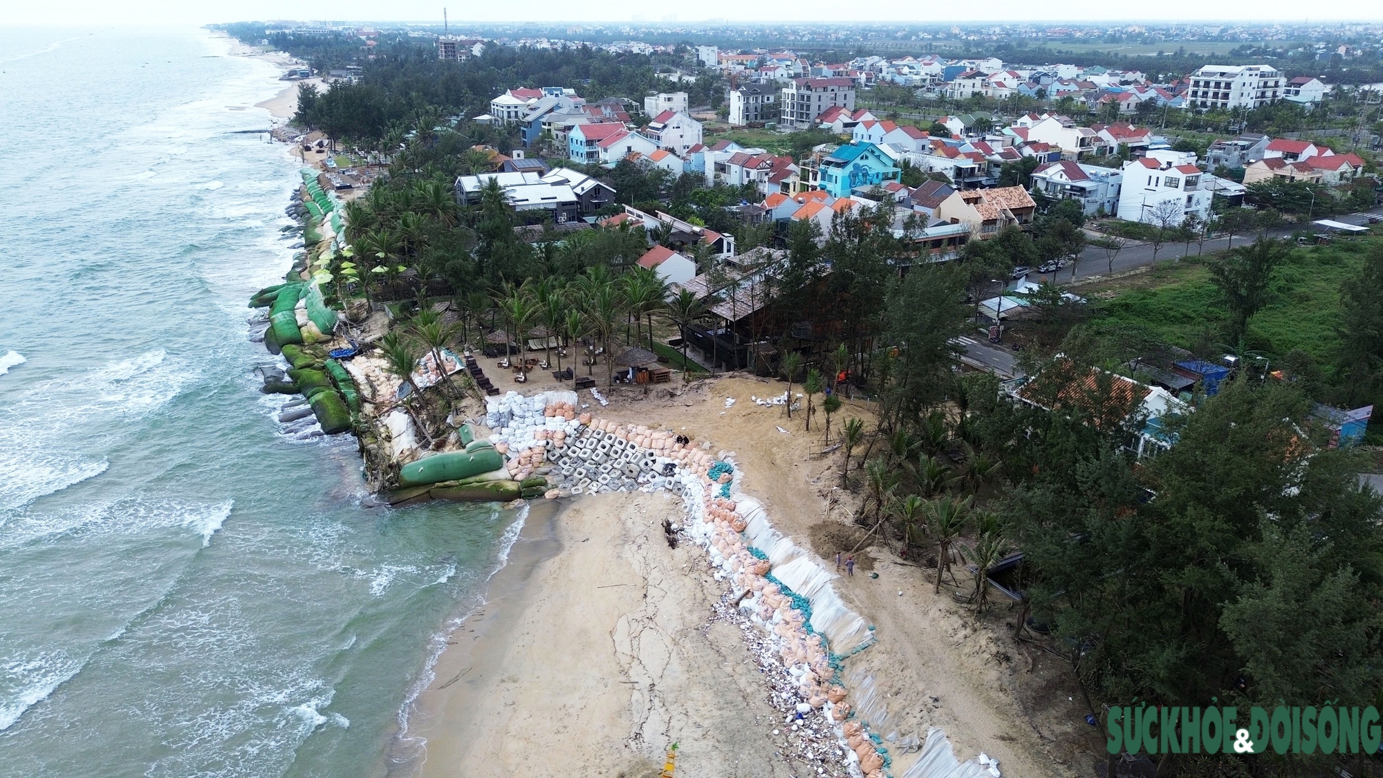 Cận cảnh bờ biển bị sóng dữ xé toạc, đe dọa 'nuốt' hàng loạt công trình- Ảnh 14. Cận cảnh bờ biển bị sóng dữ xé toạc, đe dọa 'nuốt' hàng loạt công trình- Ảnh 14.