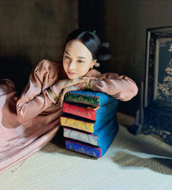 Hoa khôi Tây Đô sau 21 năm đăng quang viên mãn bên chồng đạo diễn- Ảnh 3. Hoa khôi Tây Đô sau 21 năm đăng quang viên mãn bên chồng đạo diễn- Ảnh 3.