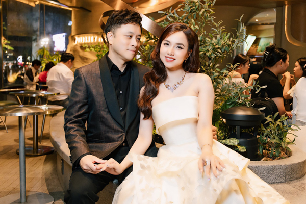 Hoa khôi Tây Đô sau 21 năm đăng quang viên mãn bên chồng đạo diễn- Ảnh 6. Hoa khôi Tây Đô sau 21 năm đăng quang viên mãn bên chồng đạo diễn- Ảnh 6.