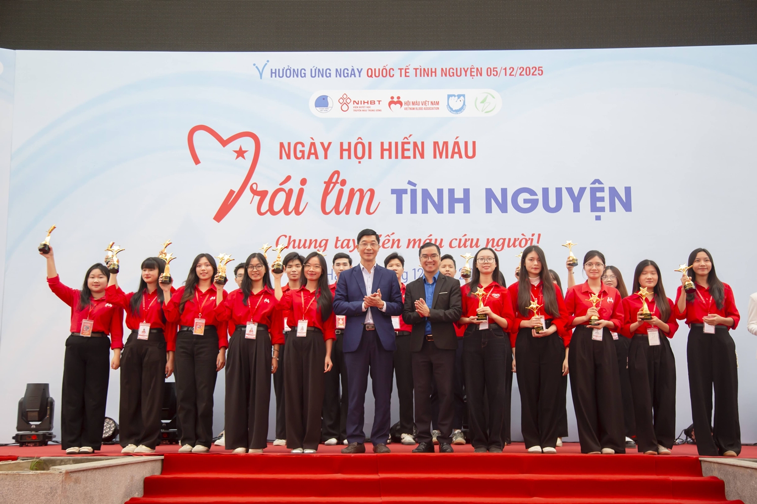 Hàng nghìn 'trái tim tình nguyện' hiến máu để đảm bảo nguồn máu cho điều trị cuối năm- Ảnh 2. Hàng nghìn 'trái tim tình nguyện' hiến máu để đảm bảo nguồn máu cho điều trị cuối năm- Ảnh 2.