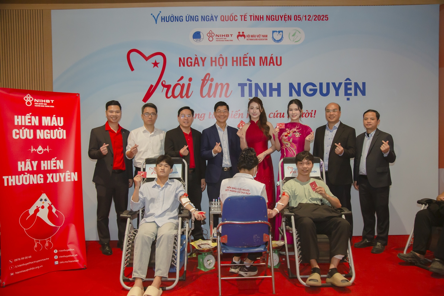 Hàng nghìn 'trái tim tình nguyện' hiến máu để đảm bảo nguồn máu cho điều trị cuối năm- Ảnh 3. Hàng nghìn 'trái tim tình nguyện' hiến máu để đảm bảo nguồn máu cho điều trị cuối năm- Ảnh 3.