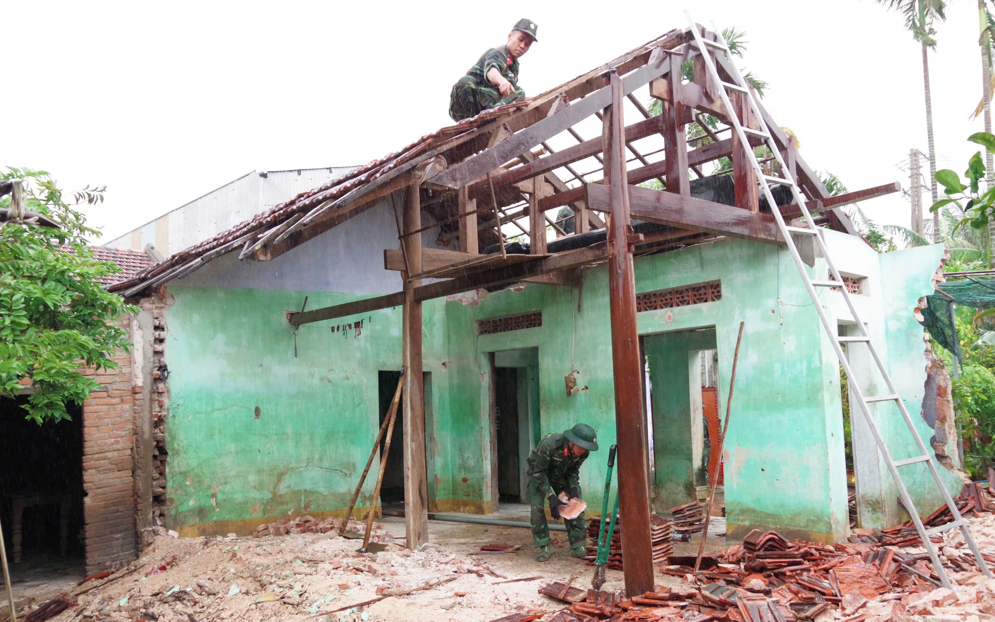 Đà Nẵng huy động 500 quân nhân sửa chữa và dựng mới 275 căn nhà trước Tết- Ảnh 3. Đà Nẵng huy động 500 quân nhân sửa chữa và dựng mới 275 căn nhà trước Tết- Ảnh 3.