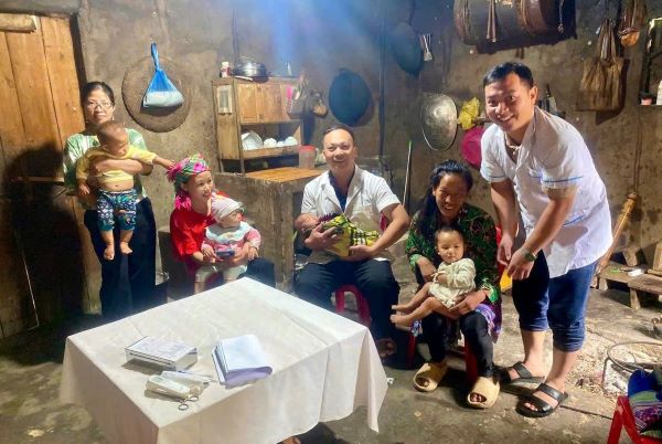 Туен Куанг «развязывает узел» вакцинации в высокогорье — Фото 1. Tuyên Quang ‘gỡ nút thắt’ tiêm chủng ở vùng cao- Ảnh 1.